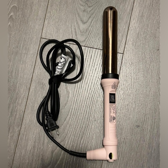Lange Styling Tool 
Ondulé - Blush 1.25" (32MM)
Titanium
Brand New with Box - Picture 3 of 3